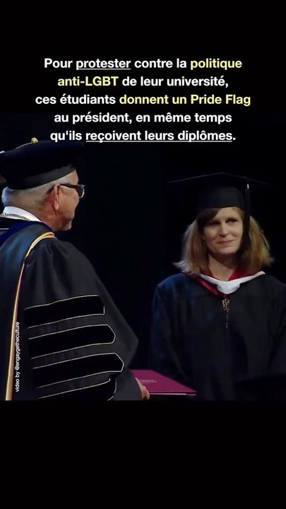 Au lieu de serrer sa main, ces étudiants donnent au président de l’université un Pride Flag pour protester contre sa politique anti-LGBT ! 🏳️‍🌈