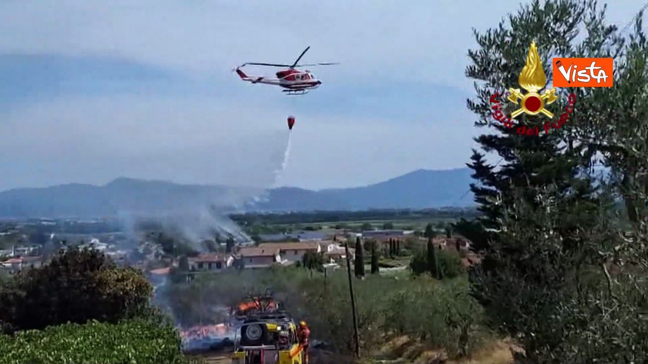 Incendio di vegetazione a Poggio a Caiano (PO), l'elicottero dei Vigili del Fuoco all'opera