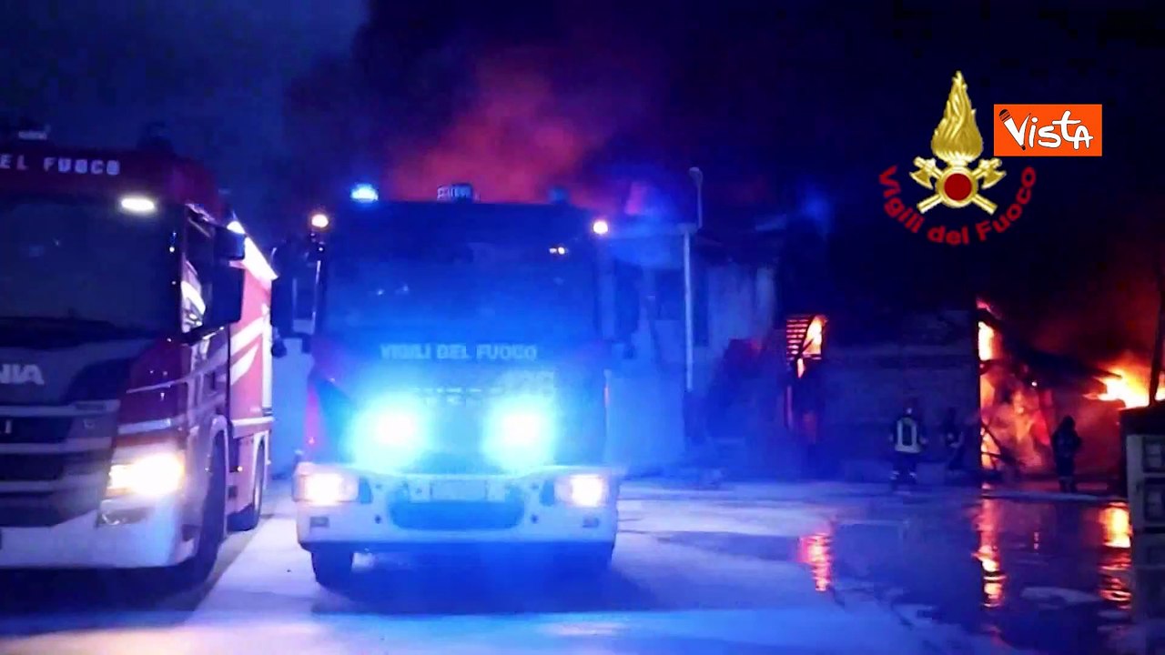 Incendio in un azienda di stoccaggio rifiuti a Teano (CE), in fiamme 40 mila metri quadrati
