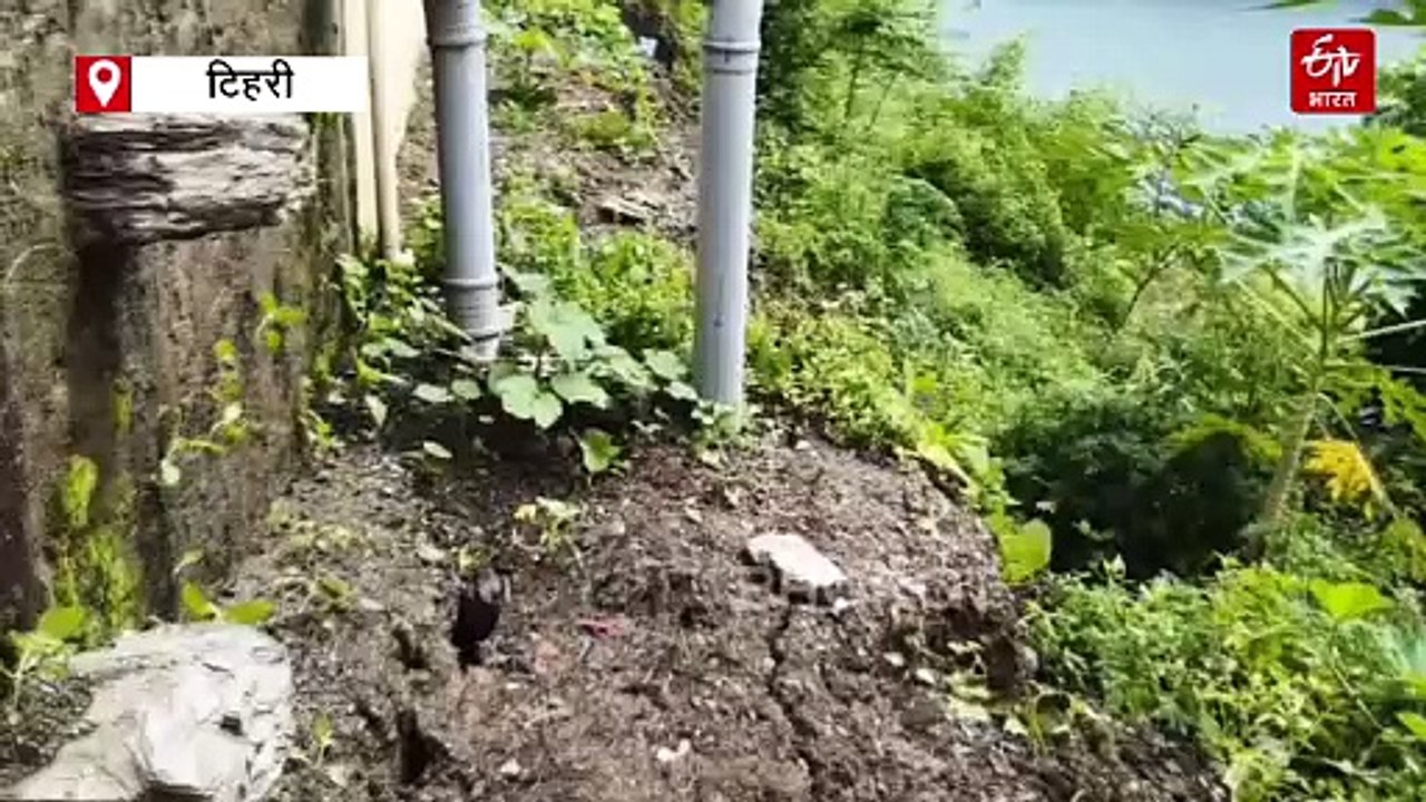 टिहरी में डोबरा चांठी-मदन नेगी सड़क 5 दिन से बंद, कई घरों के आंगन में पड़ी दरारें, बारात घर में ली शरण