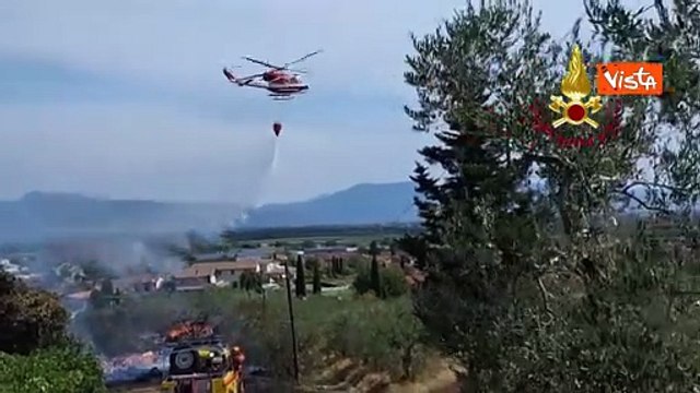 Incendio di vegetazione a Poggio a Caiano (PO), l'elicottero dei Vigili del Fuoco all'opera