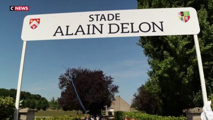 Le stade Alain Delon inauguré à Douchy, un an après la mort de l'acteur