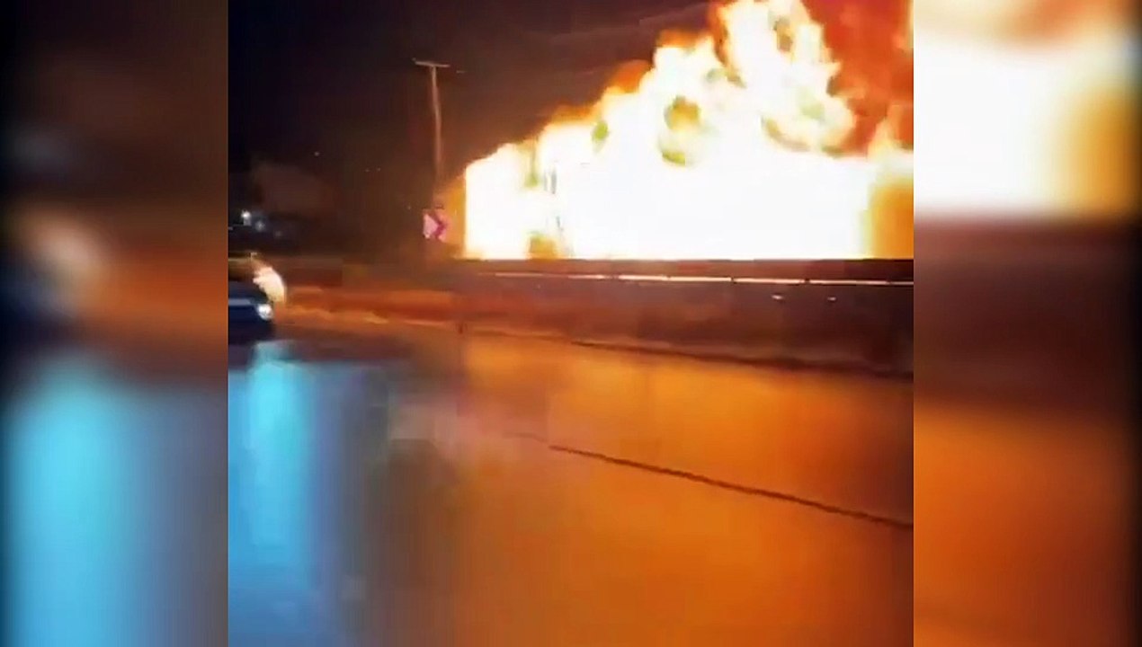 Camion in fiamme sull?autostrada: brucia per 8 km trasportando sostanze chimiche