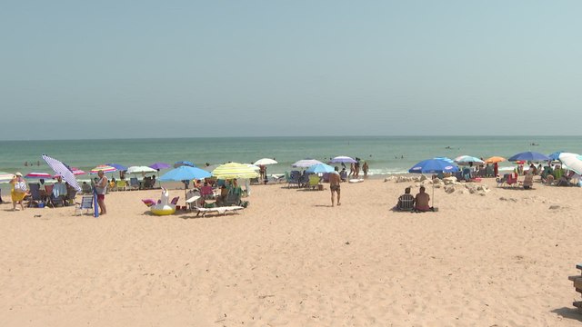 Playas y cielos de la Comunitat Valenciana, afectados por los incendios en el resto de España