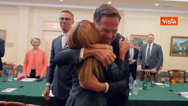 Meloni incontra a Washington Zelensky, Rutte e i leader europei, le immagini degli abbracci