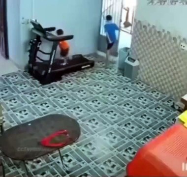 Il veut faire courir son petit frère très très vite