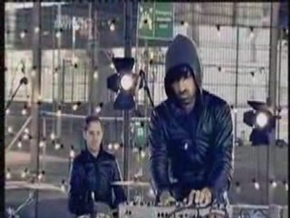 Crystal Castles - Crimewave (LIVE)