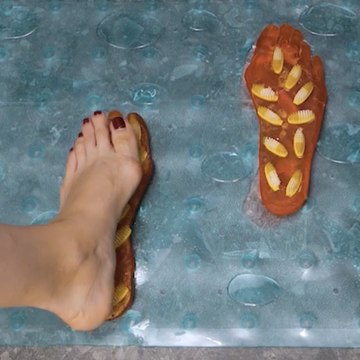 Détendez vos pieds avec cette astuce géniale de savon pour brosse à dents ! 🧼🦶