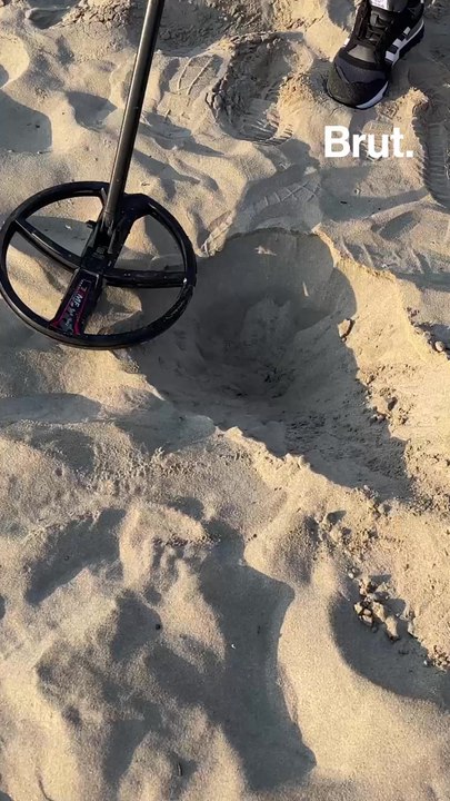 Armé de ses détecteurs de métaux, Chris fouille les plages de Montpellier