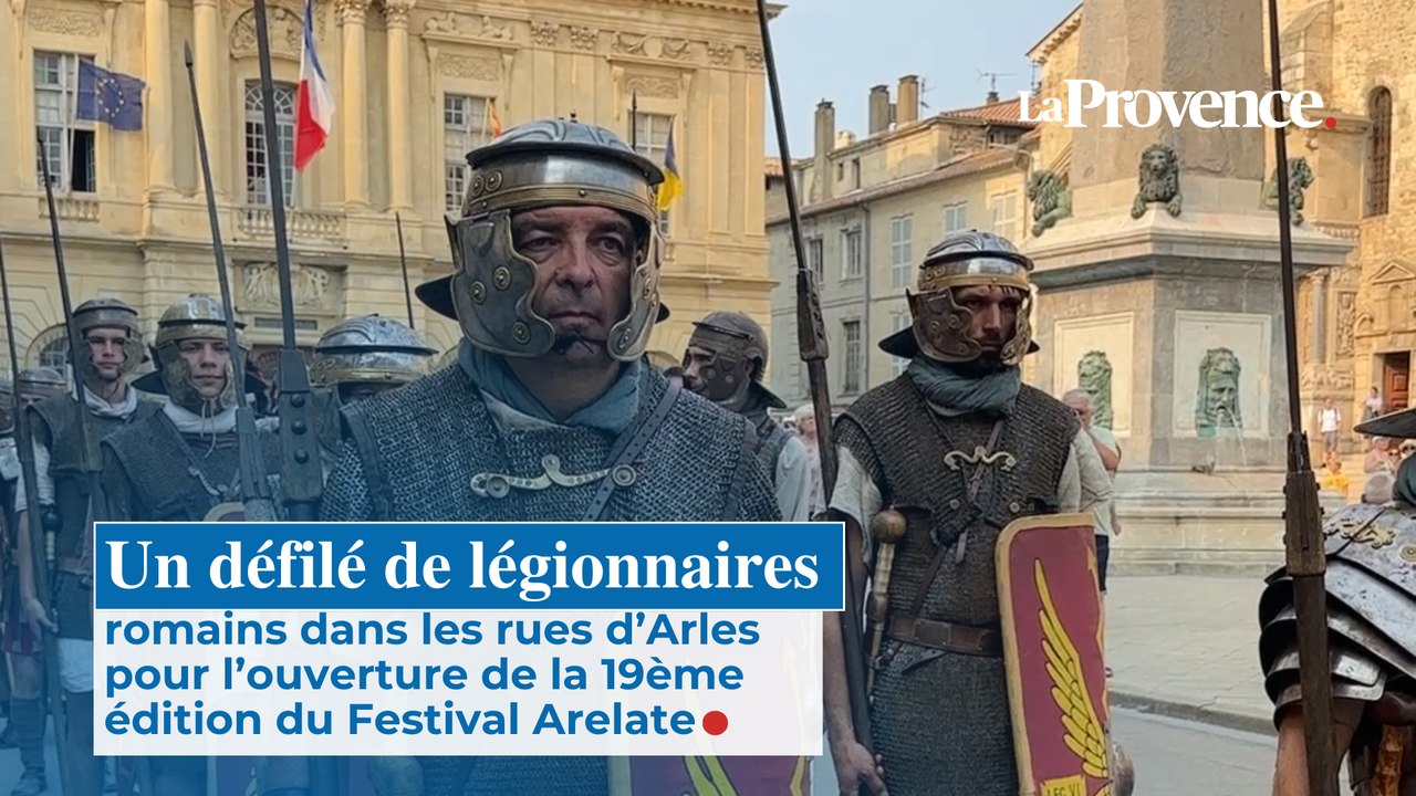 Un défilé de légionnaires romains dans les rues d’Arles pour l’ouverture de la 19ème  édition du Festival Arelate