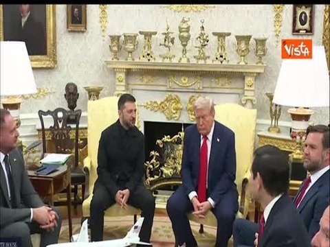 La stretta di mano tra Trump e Zelensky nello studio ovale della Casa Bianca