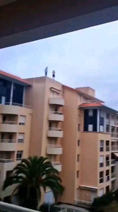 énorme saut dans une piscine c'est dingue et hallucinant regarder plutôt