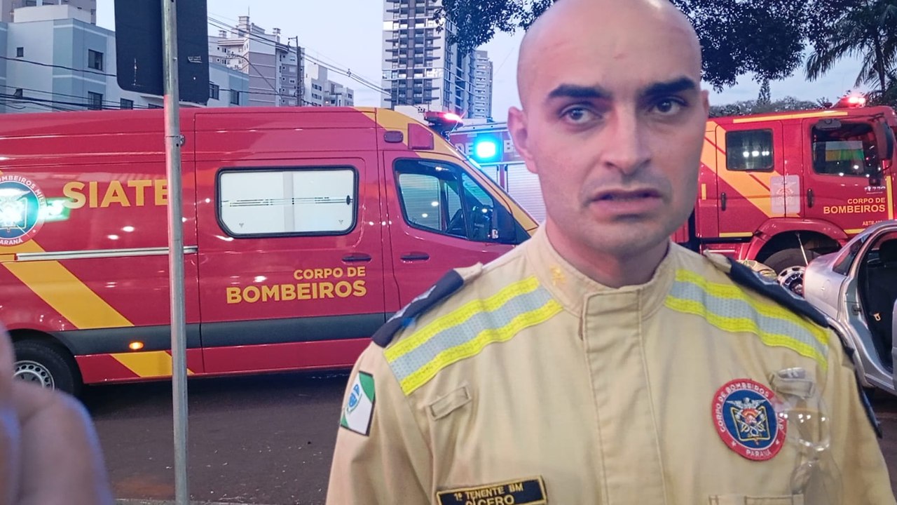 Corsa bate em poste, dois ficam feridos e Rua Vicente Machado é interditada no Centro de Cascavel