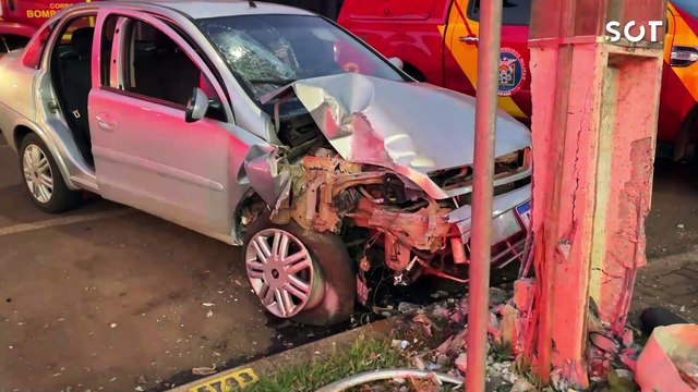 Carro bate em poste e deixa dois homens feridos no Centro de Cascavel