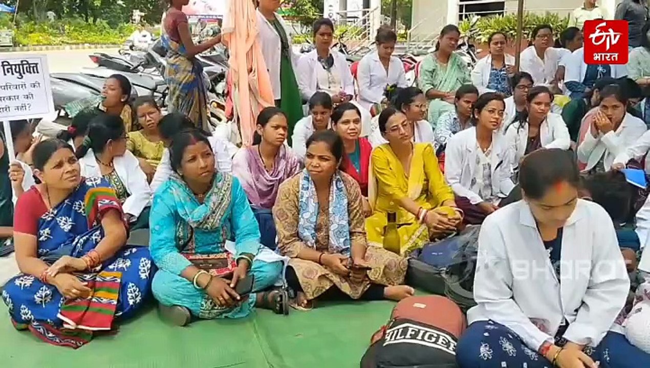 एनएचएम के कर्मचारी अनिश्चितकालीन हड़ताल पर, चरमराई स्वास्थ्य सुविधाएं, अस्पतालों में भीड़