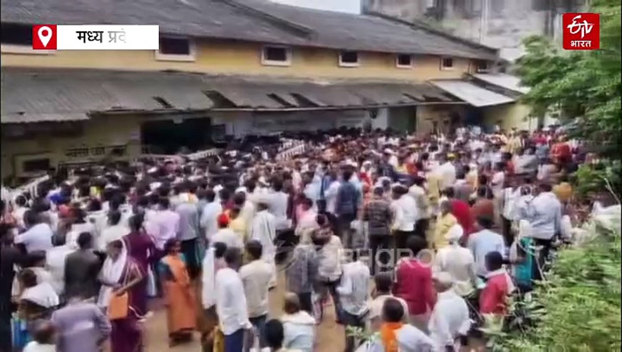 छिंदवाड़ा में खाद नहीं मिलने से किसान आक्रोशित, महिला ने चप्पल उतार पुलिस को सिखाया सबक