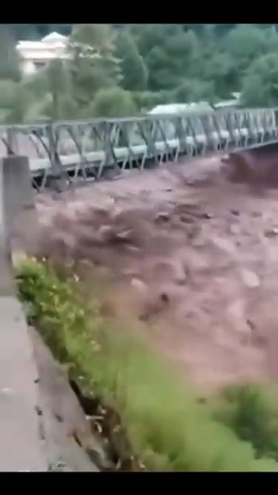 Live footage of cloudburst in Azad Kashmir 🇵آزاد کشمیر میں بادل پھ ٹنے کے براہ راست مناظر آزاد کشمیر میں بادل پھ ٹنے کے براہ راست مناظر 🇵🇰😢 #kashmir #ajk #rain #pakistan #post #reels #reelsfb #reelsvideo #viral #trending #viralpost #border 0:41 / 1:30