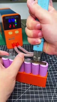 The Spot Welding Machine Can Weld Different Batteries.