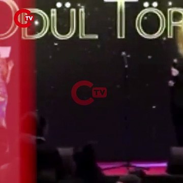 Avukat Cem Duman ile suç örgütü yöneticiliği suçlamasıyla tutuklanan Avukat Semra Ilık’ın, 2021 yılında ‘hukuki bir insan olarak’ sahneye çıkıp ‘yılın hukuk ofisi’ ödülü aldığı ortaya çıktı.