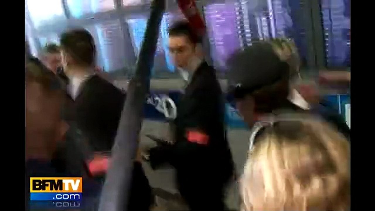Johnny Hallyday – 23 Mai 2010 – Arrivée à Roissy – Images exclusives diffusées sur BFMTV