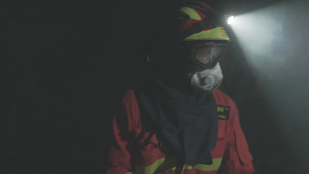 Bomberos luchan contra las llamas en plena noche en los bosques de Galicia