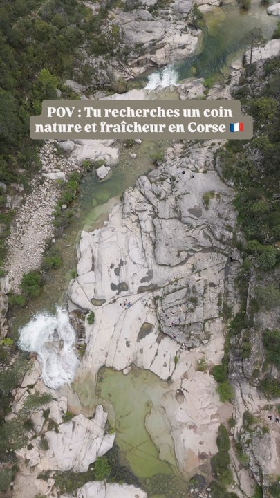 À quelques kilomètres de Porto-Vecchio se trouve un havre de nature et de fraîcheur : les piscines naturelles de Cavu. Nichées au cœur du massif de Bavella, elles sont composées de plusieurs bassins d’eau turquoise reliés entre eux par des cascades.