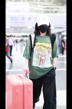 2025.08.18 - Triệu Vy @Sân bay Bắc Kinh