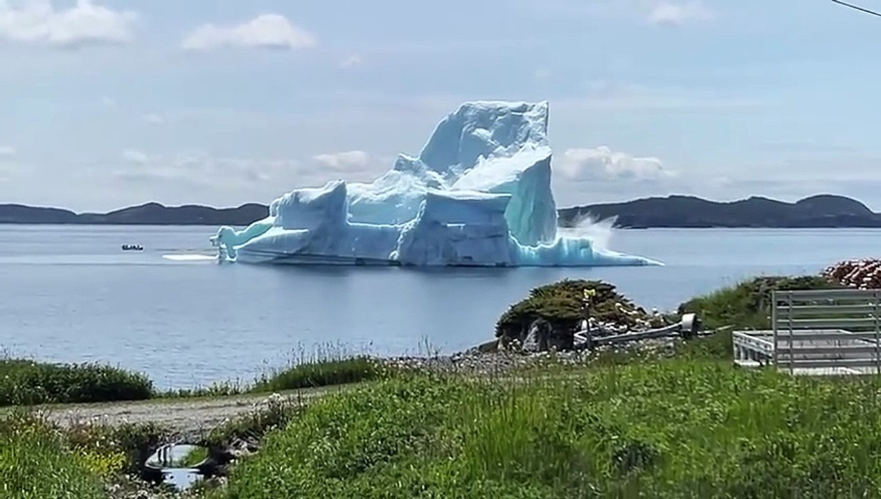 Iceberg collapses in Newfoundland