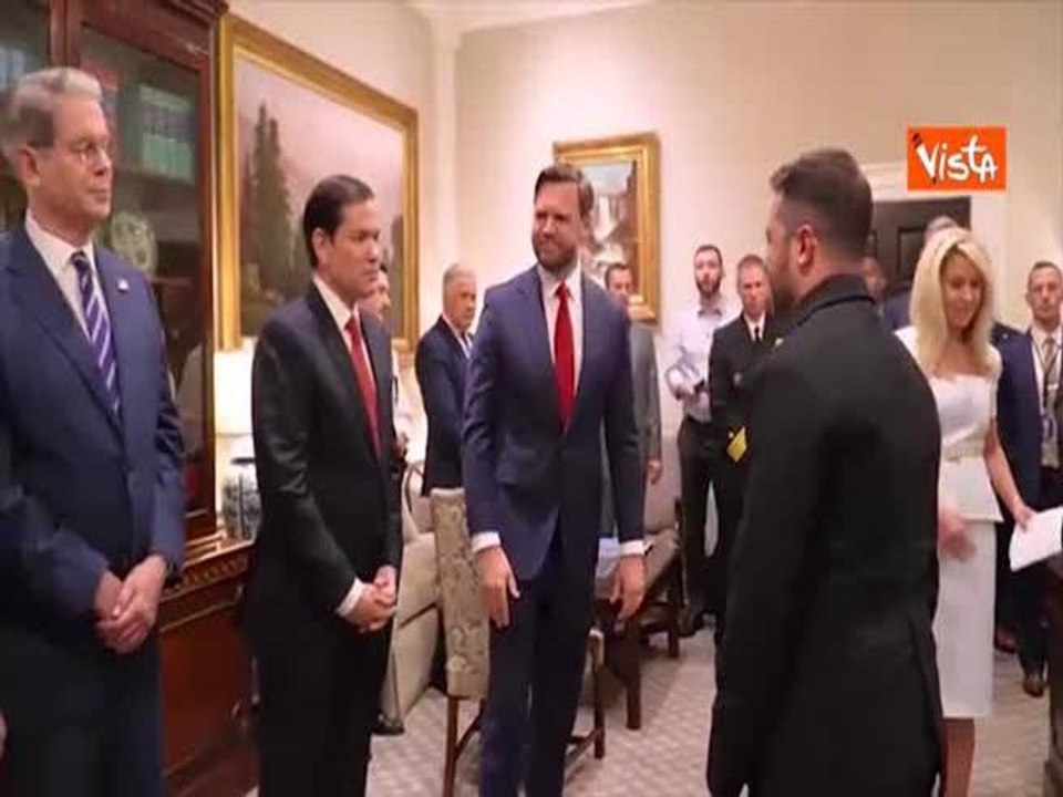 Zelensky alla Casa Bianca, la pacca sulle spalle di Trump, poi la stretta di mano con Jd Vance