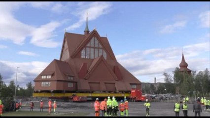 La storica chiesa di Kiruna in Svezia spostata su ruote