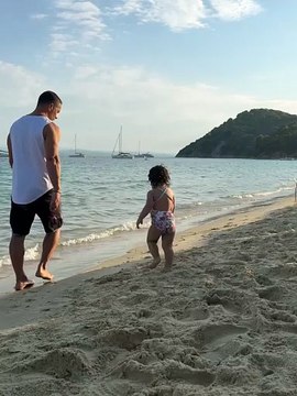 Ο Γιώργος Αγγελόπουλος κυνηγάει την κόρη του στη παραλία