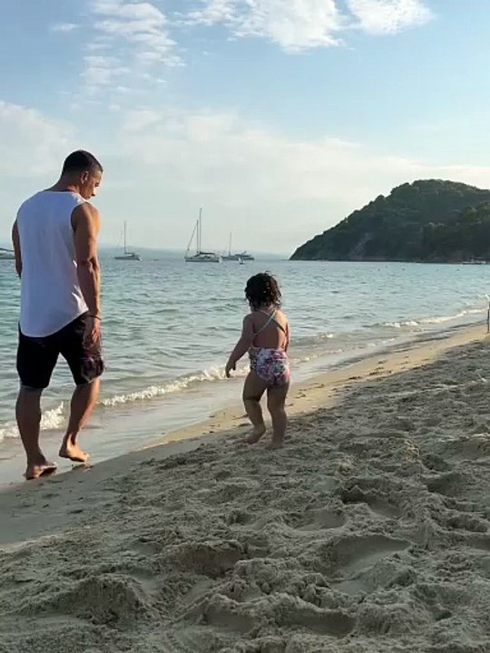 Ο Γιώργος Αγγελόπουλος κυνηγάει την κόρη του στ...