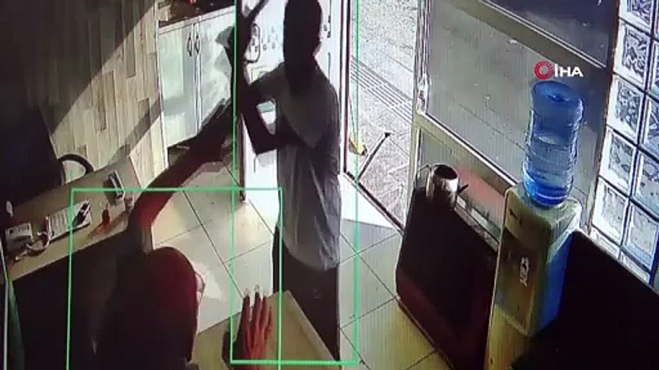 Bir gözü dönmüş psikopat dehşeti daha: Kılıçla taksi durağını basıp dehşet saçtı!