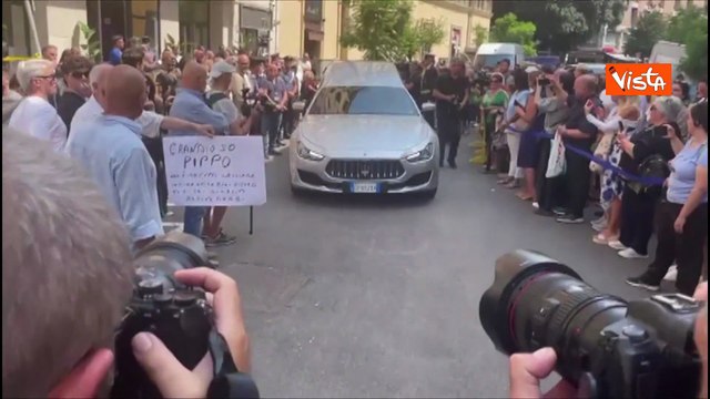 Addio Pippo Baudo, il feretro lascia la Rai tra gli applausi. I funerali nella sua Sicilia