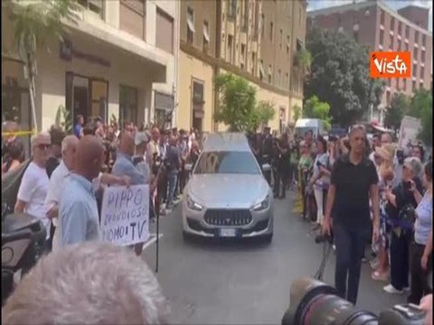 Addio Pippo Baudo, il feretro lascia la Rai tra gli applausi. I funerali nella sua Sicilia