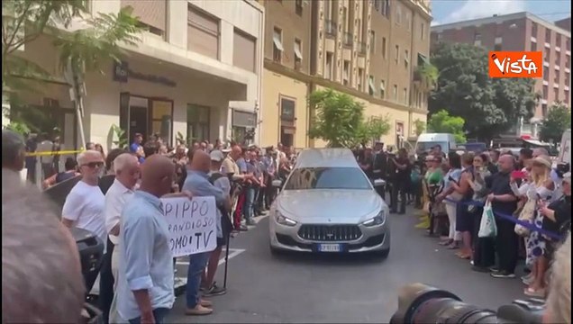Grandioso Pippo , l'omaggio per Baudo con un cartello fuori dalla camera ardente