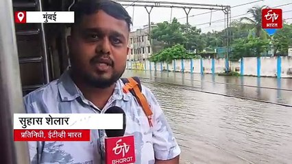 रेल्वे रूळ पाण्याखाली तरी वाहतूक सुरू; पश्चिम रेल्वेकडून प्रवाशांच्या जिवाशी खेळ?