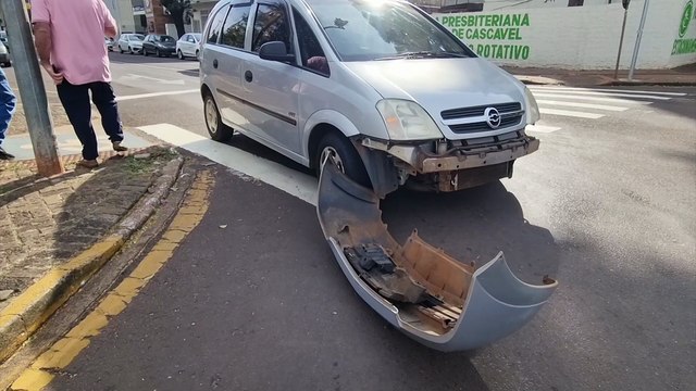 Imagens fortes: Caminhão passa por cima de motociclista após colisão