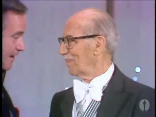 Groucho Marx recibe un Oscar honorífico