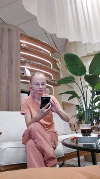 Coucou je suis de retour. Je bois mon café relax dans un hôtel.