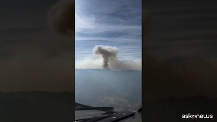 Incendi Spagna, una enorme colonna di fumo oscura il cielo a Jarilla