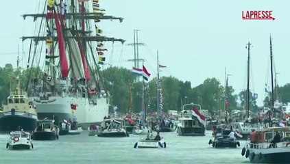 Amsterdam, centinaia di navi storiche in citt?: folla ad assistere alla sfilata