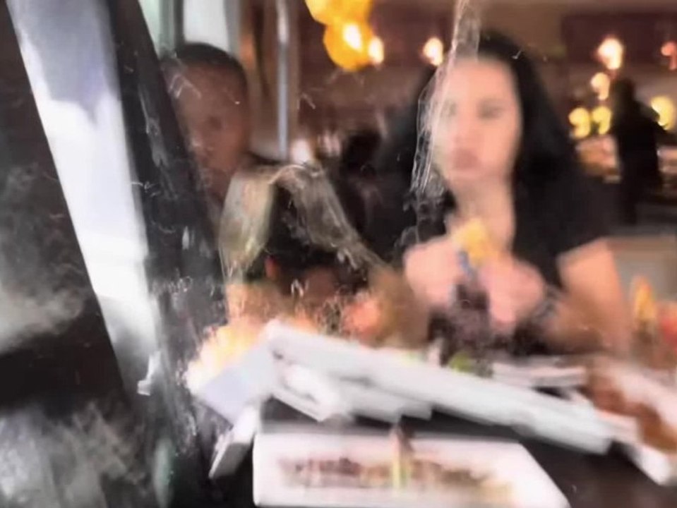 Horror-Crash im Restaurant: Influencer beim Essen von Auto erfasst