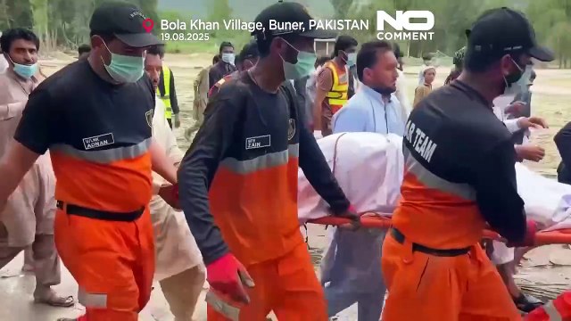 Pakistan'da sel felaketi sonrası kurtarma ekipleri enkazda arama yapıyor