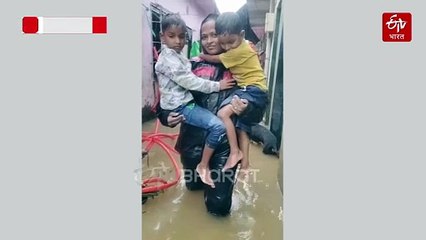 मोरी गावातील महिला पोलीस अधिकाऱ्याचा शौर्यपूर्ण पराक्रम; मुलांना खांद्यावर घेऊन पुरातून वाचवले