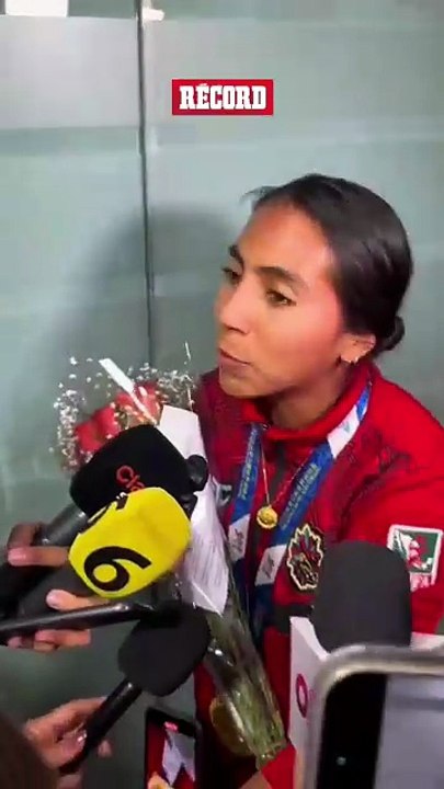 LLEGARON LAS BICAMPEONAS 🇲🇽🇲🇽 Diana Flores habló durante la llegada del equipo mexicano femenil