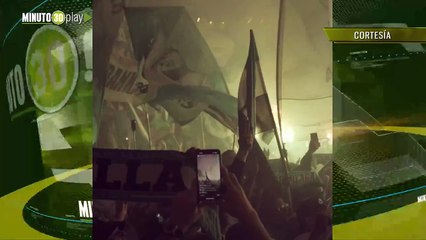 ¡Pasión Verdolaga en Brasil! Hinchas de Atlético Nacional en un increíble banderazo 🇧🇷
