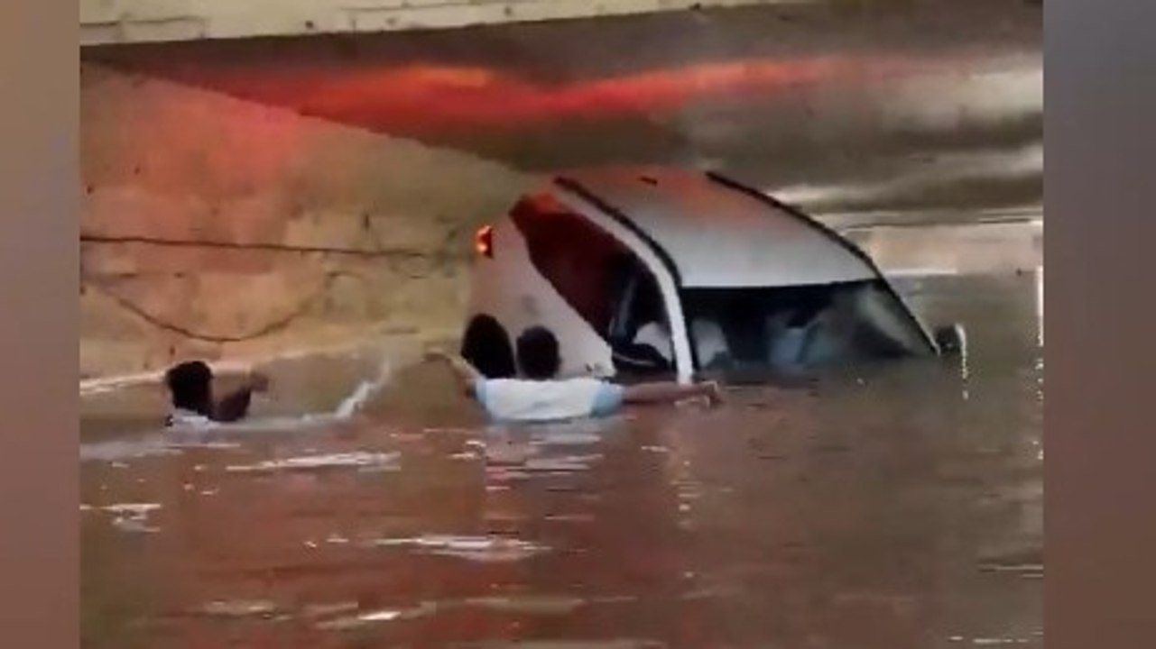 Video: Two locals swim through flooded Thane underpass to rescue people stuck in car