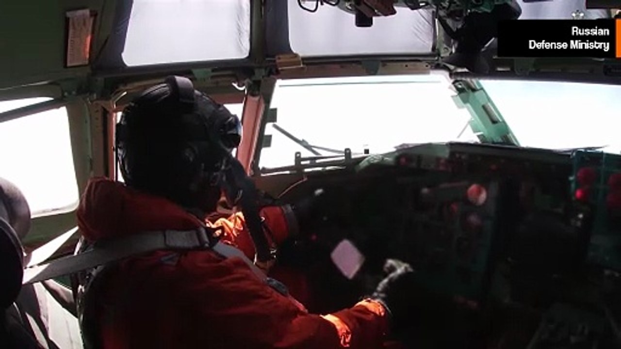 Russische strategische Tu-95MS-Bomber fliegen über das Barentssee