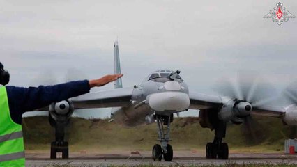 Russiske Tu-95MS Bombefly Flyver Over Barentshavet med Su-33 Jagerfly 🇷🇺